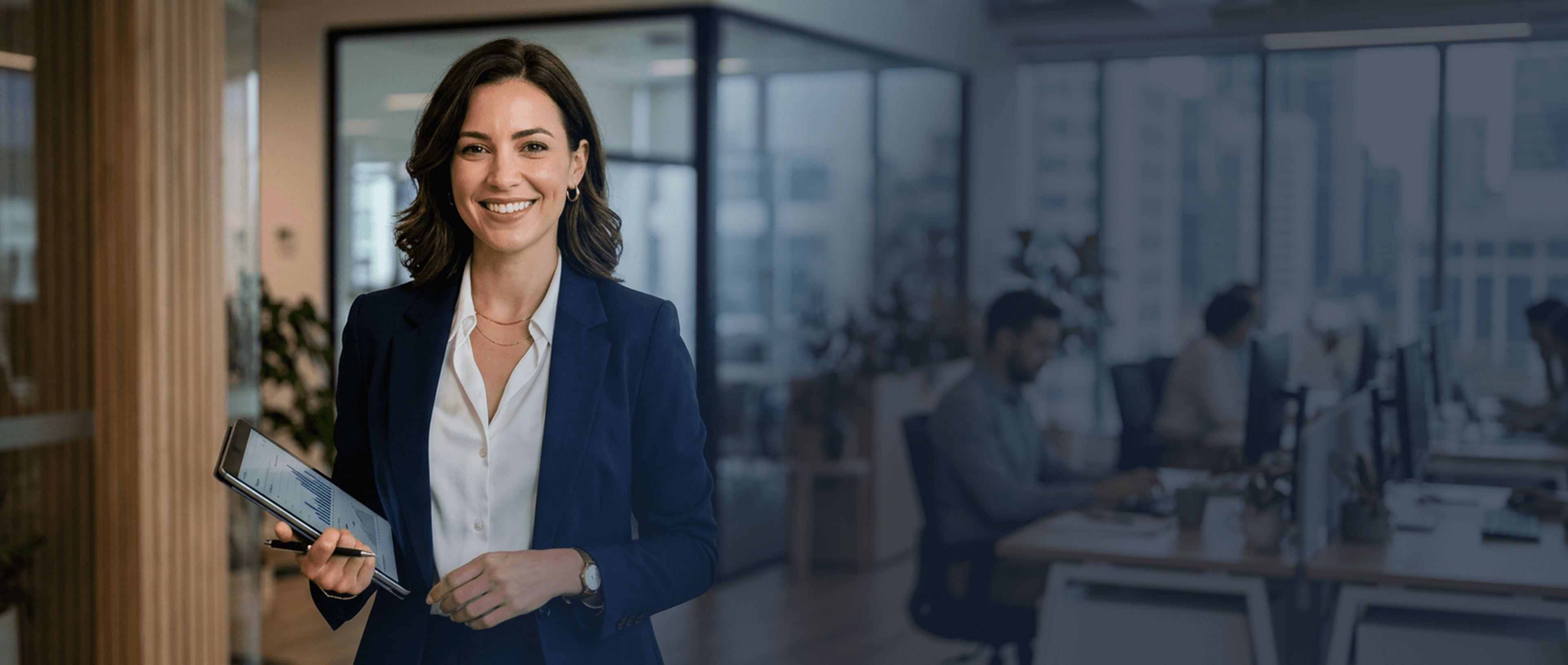 Mulher segurando tablet